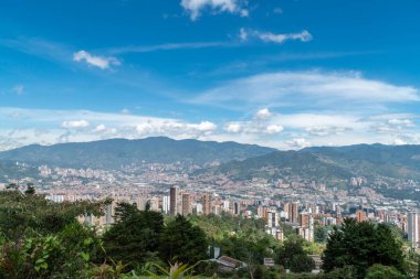 Medellin, Antioquia, Kolombiya. 18 Temmuz 2020: Dağları ve mavi gökyüzüyle Medellin şehrinin panoramik ve kentsel manzarası