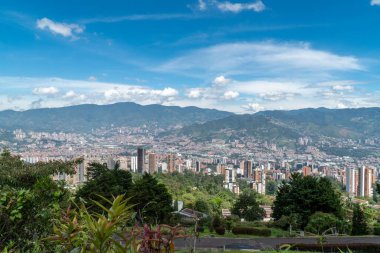 Medellin, Antioquia, Kolombiya. 18 Temmuz 2020: Dağları ve mavi gökyüzüyle Medellin şehrinin panoramik ve kentsel manzarası