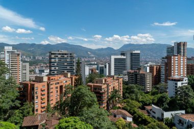 Medellin, Antioquia, Kolombiya. 18 Temmuz 2020: Dağları ve mavi gökyüzüyle Medellin şehrinin panoramik ve kentsel manzarası