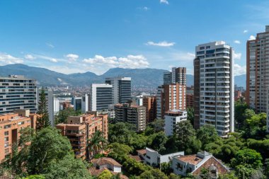 Medellin, Antioquia, Kolombiya. 18 Temmuz 2020: Dağları ve mavi gökyüzüyle Medellin şehrinin panoramik ve kentsel manzarası