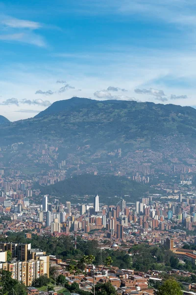 Medellin, Antioquia, Kolombiya. 18 Temmuz 2020: Dağları ve mavi gökyüzüyle Medellin şehrinin panoramik ve kentsel manzarası.