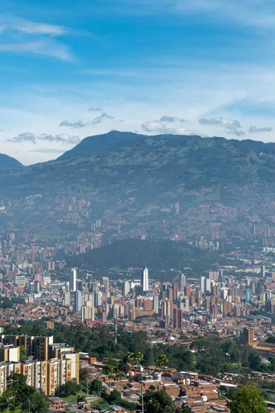 Medellin, Antioquia, Kolombiya. 18 Temmuz 2020: Dağları ve mavi gökyüzüyle Medellin şehrinin panoramik ve kentsel manzarası.