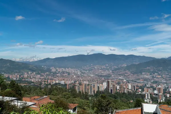 Medellin, Antioquia, Kolombiya. 18 Temmuz 2020: Dağları ve mavi gökyüzüyle Medellin şehrinin panoramik ve kentsel manzarası
