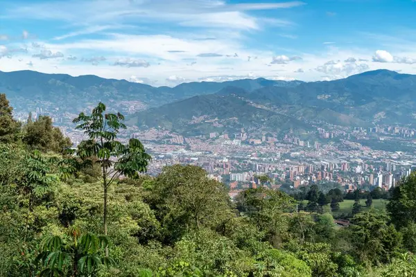 Medellin, Antioquia, Kolombiya. 18 Temmuz 2020: Dağları ve mavi gökyüzüyle Medellin şehrinin panoramik ve kentsel manzarası