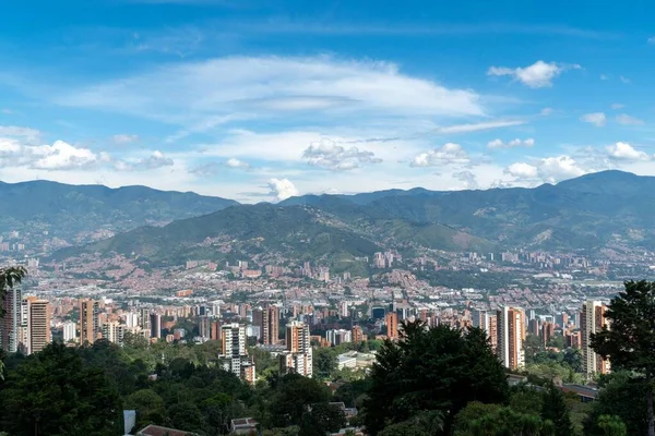 Medellin, Antioquia, Kolombiya. 18 Temmuz 2020: Dağları ve mavi gökyüzüyle Medellin şehrinin panoramik ve kentsel manzarası