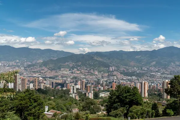 Medellin, Antioquia, Kolombiya. 18 Temmuz 2020: Dağları ve mavi gökyüzüyle Medellin şehrinin panoramik ve kentsel manzarası