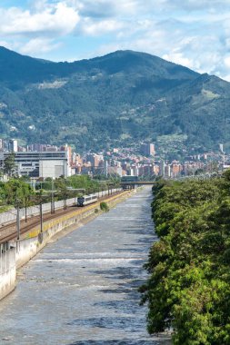 Medellin, Antioquia, Kolombiya. Temmuz 2020: Las Vegas Bulvarı ve mavi gökyüzü olan Bankolombiya Binası.