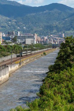 Medellin, Antioquia, Kolombiya. Temmuz 2020: Las Vegas Bulvarı ve mavi gökyüzü olan Bankolombiya Binası.