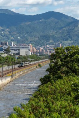 Medellin, Antioquia, Kolombiya. Temmuz 2020: Las Vegas Bulvarı ve mavi gökyüzü olan Bankolombiya Binası.