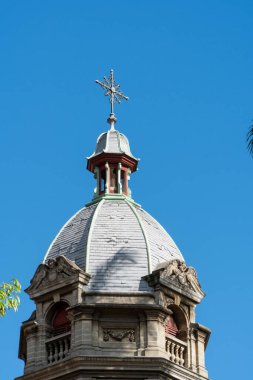 Medellin, Antioquia, Kolombiya. 28 Temmuz 2020: Antioquia Üniversitesi ve mavi gökyüzünün anısına. 