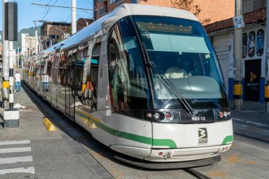 Medellin, Antioquia, Kolombiya. 18 Temmuz 2020: Antioquia Üniversitesi 'nden Parainfo ve şehrin tramvayı.