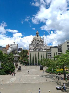 Medellin, Antioquia, Kolombiya. 19 Temmuz 2020 Botero Meydanı Kültür Sarayı ve Fernando Botero 'nun heykelleri.