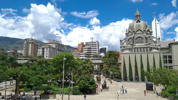 Medellin, Antioquia, Kolombiya. 19 Temmuz 2020 Botero Meydanı Kültür Sarayı ve Fernando Botero 'nun heykelleri.