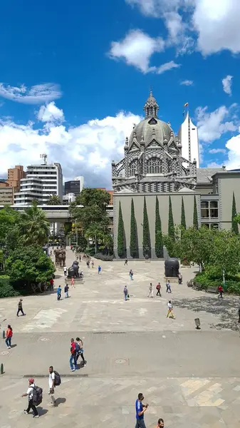 Medellin, Antioquia, Kolombiya. 19 Temmuz 2020 Botero Meydanı Kültür Sarayı ve Fernando Botero 'nun heykelleri.