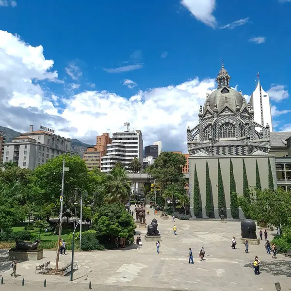 Medellin, Antioquia, Kolombiya. 19 Temmuz 2020 Botero Meydanı Kültür Sarayı ve Fernando Botero 'nun heykelleri.