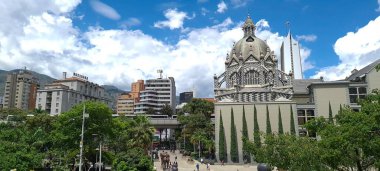 Medellin, Antioquia, Kolombiya. 8 Temmuz 2020: Plaza Botero 'nun panoramik manzarası mavi gökyüzü ile şehrin merkezinde.