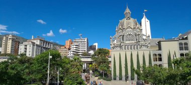 Medellin, Antioquia, Kolombiya. 8 Temmuz 2020: Plaza Botero 'nun panoramik manzarası mavi gökyüzü ile şehrin merkezinde.