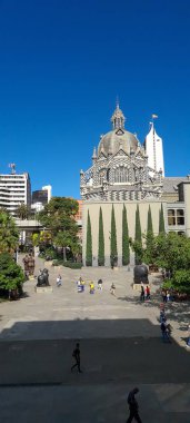 Medellin, Antioquia, Kolombiya. 8 Temmuz 2020: Plaza Botero 'nun panoramik manzarası mavi gökyüzü ile şehrin merkezinde.