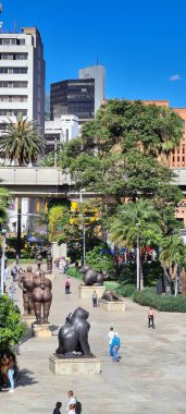 Medellin, Antioquia, Kolombiya. 8 Temmuz 2020: Plaza Botero 'nun panoramik manzarası mavi gökyüzü ile şehrin merkezinde.
