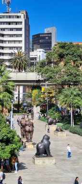 Medellin, Antioquia, Kolombiya. 8 Temmuz 2020: Plaza Botero 'nun panoramik manzarası mavi gökyüzü ile şehrin merkezinde.