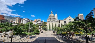 Medellin, Antioquia, Kolombiya. 8 Temmuz 2020: Plaza Botero 'nun panoramik manzarası mavi gökyüzü ile şehrin merkezinde.