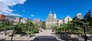 Medellin, Antioquia, Kolombiya. 8 Temmuz 2020: Plaza Botero 'nun panoramik manzarası mavi gökyüzü ile şehrin merkezinde.
