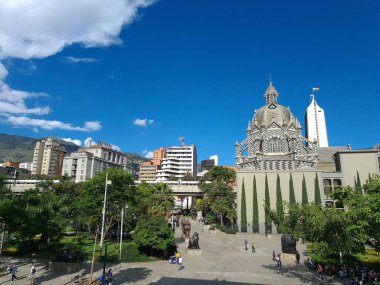 Medellin, Antioquia, Kolombiya. 8 Temmuz 2020: Plaza Botero 'nun panoramik manzarası mavi gökyüzü ile şehrin merkezinde.