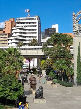 Medellin, Antioquia, Kolombiya. 8 Temmuz 2020: Plaza Botero 'nun panoramik manzarası mavi gökyüzü ile şehrin merkezinde.