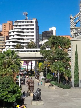 Medellin, Antioquia, Kolombiya. 8 Temmuz 2020: Plaza Botero 'nun panoramik manzarası mavi gökyüzü ile şehrin merkezinde.