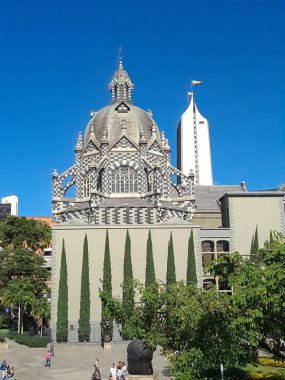 Medellin, Antioquia, Kolombiya. 8 Temmuz 2020: Plaza Botero 'nun panoramik manzarası mavi gökyüzü ile şehrin merkezinde.