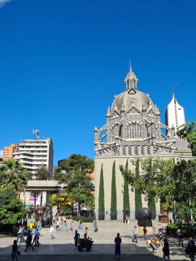 Medellin, Antioquia, Kolombiya. 8 Temmuz 2020: Plaza Botero 'nun panoramik manzarası mavi gökyüzü ile şehrin merkezinde.