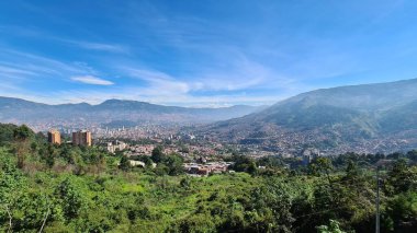 Medellin, Antioquia, Kolombiya. 18 Temmuz 2020: Dağları ve mavi gökyüzüyle Medellin şehrinin panoramik ve kentsel manzarası.