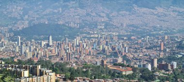 Medellin, Antioquia, Kolombiya. 18 Temmuz 2020: Dağları ve mavi gökyüzüyle Medellin şehrinin panoramik ve kentsel manzarası.