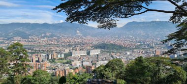 Medellin, Antioquia, Kolombiya. 18 Temmuz 2020: Dağları ve mavi gökyüzüyle Medellin şehrinin panoramik ve kentsel manzarası.