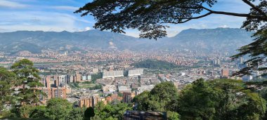 Medellin, Antioquia, Kolombiya. 18 Temmuz 2020: Dağları ve mavi gökyüzüyle Medellin şehrinin panoramik ve kentsel manzarası.