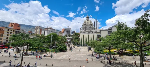 Medellin, Antioquia, Kolombiya. 8 Temmuz 2020: Plaza Botero 'nun panoramik manzarası mavi gökyüzü ile şehrin merkezinde.