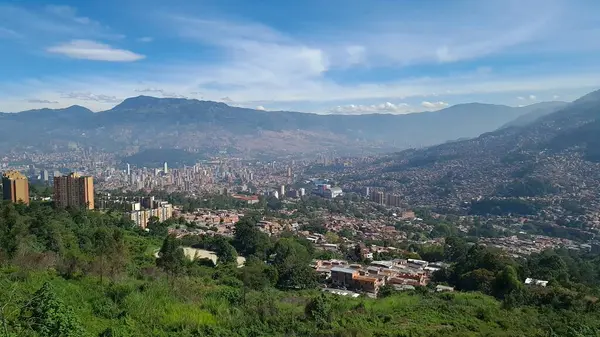 Medellin, Antioquia, Kolombiya. 18 Temmuz 2020: Dağları ve mavi gökyüzüyle Medellin şehrinin panoramik ve kentsel manzarası.