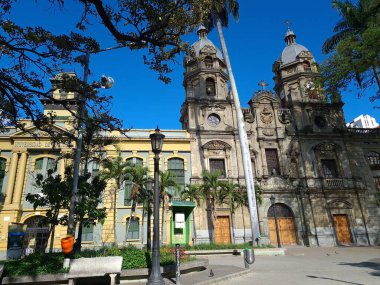 Medellin, Antioquia, Kolombiya. 18 Temmuz 2020, San Ignacio Parkı ve kilise. Üniversiteden Parainfo ve mavi gökyüzü.