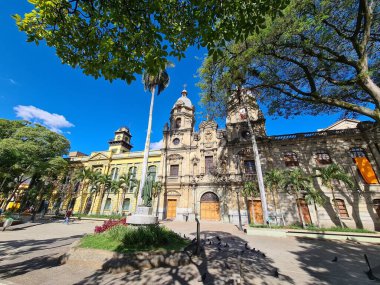 Medellin, Antioquia, Kolombiya. 18 Temmuz 2020, San Ignacio Parkı ve kilise. Üniversiteden Parainfo ve mavi gökyüzü.
