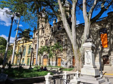 Medellin, Antioquia, Kolombiya. 18 Temmuz 2020, San Ignacio Parkı ve kilise. Üniversiteden Parainfo ve mavi gökyüzü.