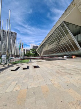 Medellin, Antioquia, Kolombiya. 19 Temmuz 2020: EPM Kütüphanesi ve mavi gökyüzü parkı.