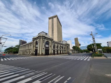 Medellin, Antioquia, Kolombiya. 2 Ağustos 2020, San Juan Caddesi. Tren istasyonu ve Özgürlük Binası.