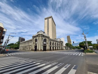 Medellin, Antioquia, Kolombiya. 2 Ağustos 2020, San Juan Caddesi. Tren istasyonu ve Özgürlük Binası.
