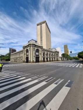 Medellin, Antioquia, Kolombiya. 2 Ağustos 2020, San Juan Caddesi. Tren istasyonu ve Özgürlük Binası.