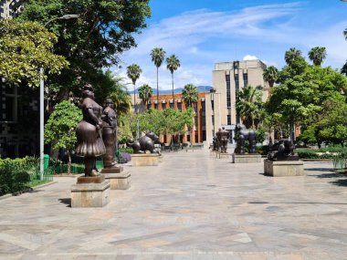 Medellin, Antioquia, Kolombiya. 19 Temmuz 2020: Antioquia Müzesi ve Plaza Botero heykelleri. 