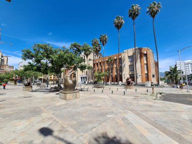 Medellin, Antioquia, Kolombiya. 19 Temmuz 2020: Antioquia Müzesi ve Plaza Botero heykelleri. 