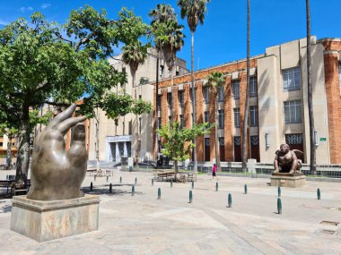 Medellin, Antioquia, Kolombiya. 19 Temmuz 2020: Antioquia Müzesi ve Plaza Botero heykelleri. 