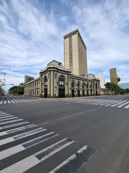 Medellin, Antioquia, Kolombiya. 2 Ağustos 2020, San Juan Caddesi. Tren istasyonu ve Özgürlük Binası.