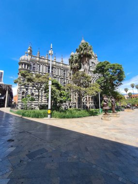 Medellin, Antioquia, Kolombiya. 19 Temmuz 2020: Botero Meydanı 'ndaki heykeller ve Kültür Sarayı.
