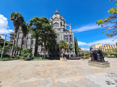 Medellin, Antioquia, Kolombiya. 19 Temmuz 2020: Botero Meydanı 'ndaki heykeller ve Kültür Sarayı.